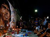 Aficionados de Diego Armando Maradona lo despiden en Argentina