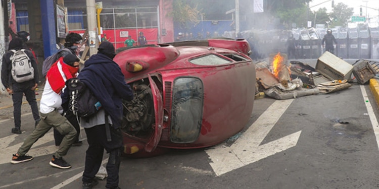ENCAPUCHADOS VOLTEARON un auto
y colocaron una barricada.