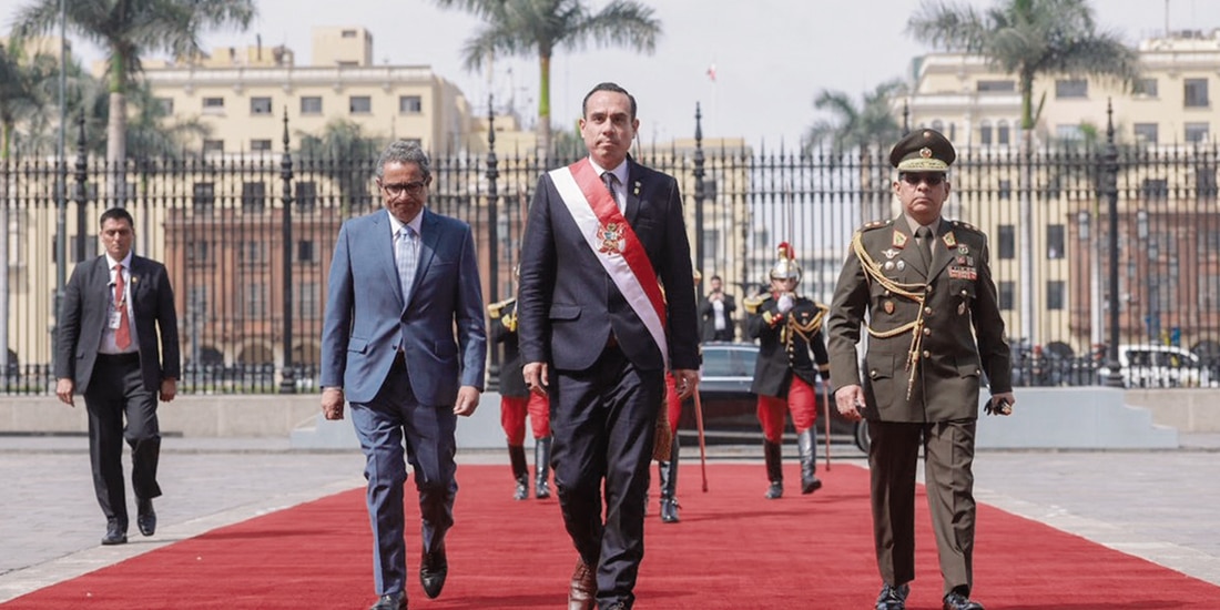El presidente peruano, José Jerí (c), llega a Palacio de Gobierno, el 10 de octubre.