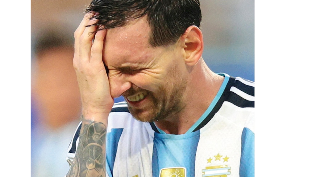 MESSI reacciona tras fallar un gol, ayer.