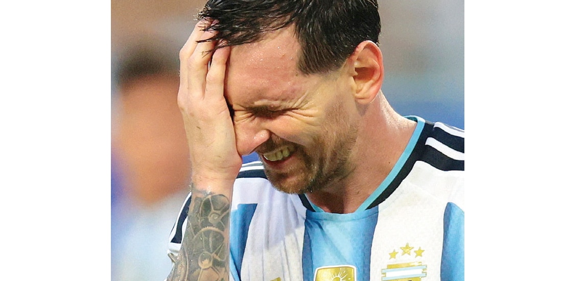 MESSI reacciona tras fallar un gol, ayer.