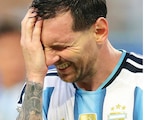MESSI reacciona tras fallar un gol, ayer.
