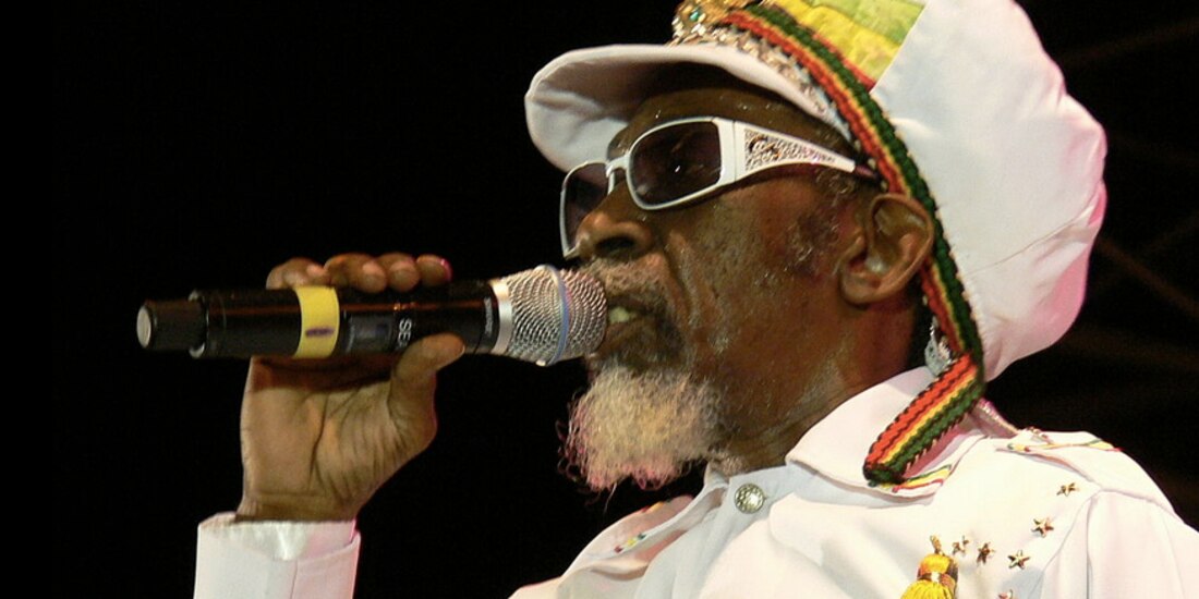 A diferencia de sus amigos, Bunny Wailer salía poco de gira, se quedó en Jamaica