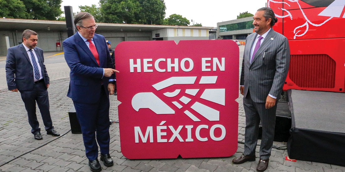 MARCELO EBRARD (izq.), secretario de Economía, en una de las presentaciones de Hecho en México.