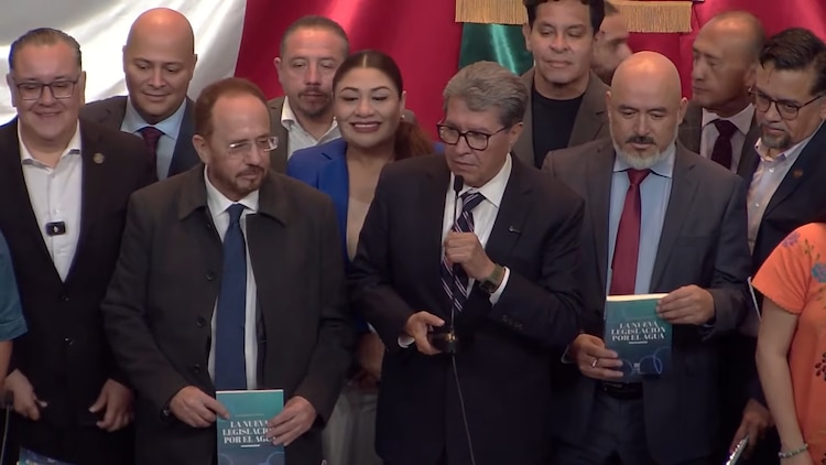 El presidente de la Jucopo, Ricardo Monreal, expuso los principales ejes de su publicación sobre el marco jurídico del agua y las reformas impulsadas en el país.