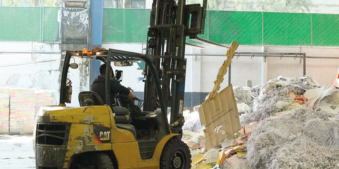 Un trabajador durante las labores para la eliminación del material, este fin.