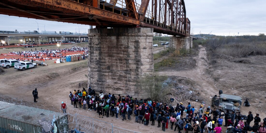 Migrantes esperan para entrar a Eagle Pass, Texas, ayer.