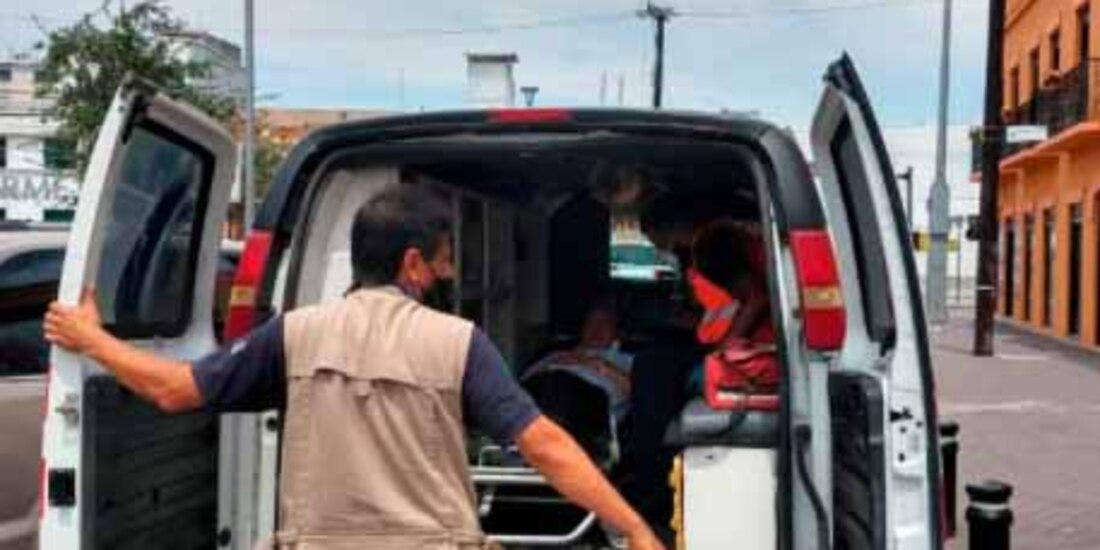 El párroco Pedro Contreras es trasladado en una ambulancia tras un desvanecimiento.