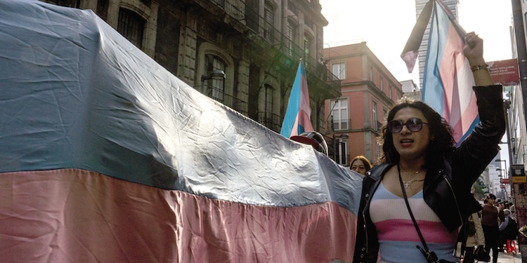 Decenas de personas trans caminaron al Zócalo para exigir respeto.