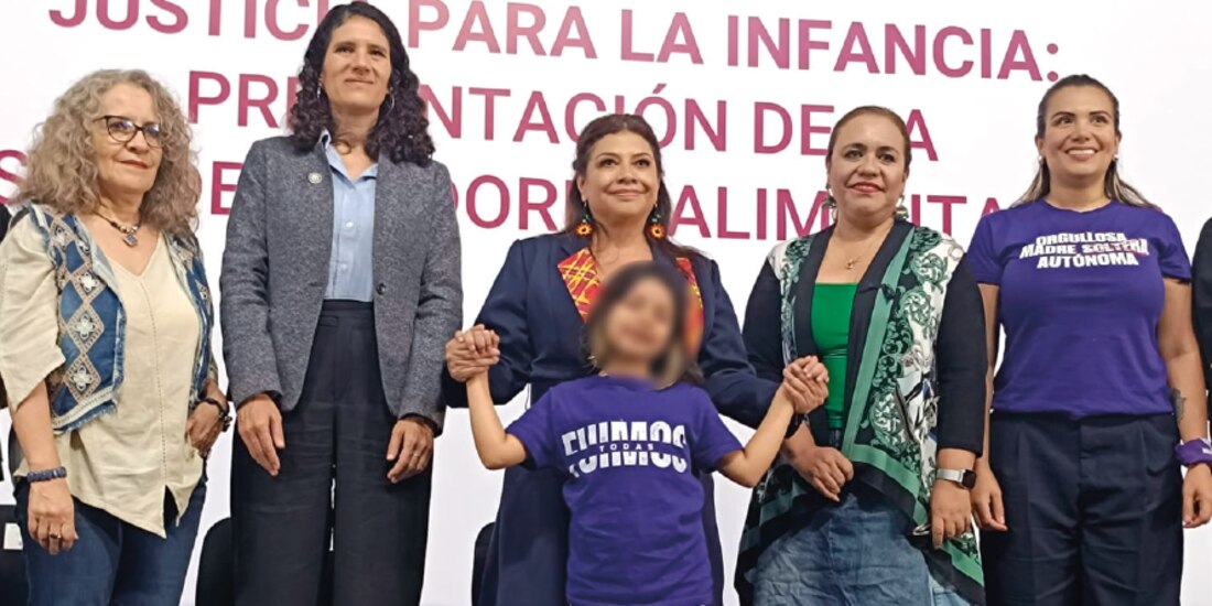Clara Brugada con Sabina, Diana Vázquez, y parte de su gabinete, ayer, en conferencia.