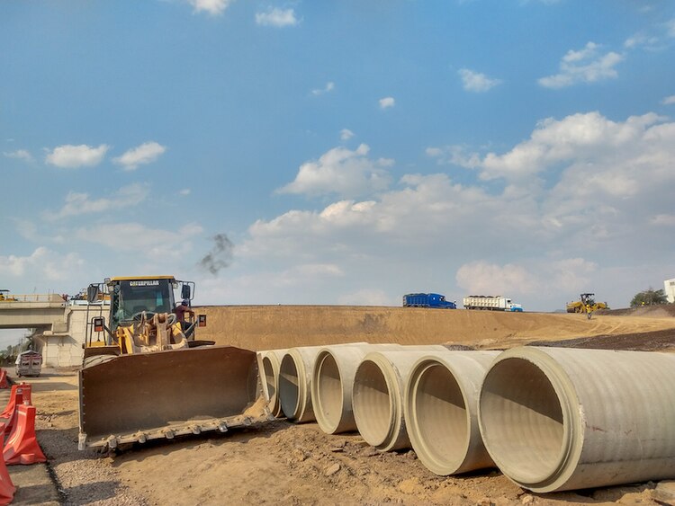 Así lucía este viernes uno de los puentes de acceso a la terminal aérea.