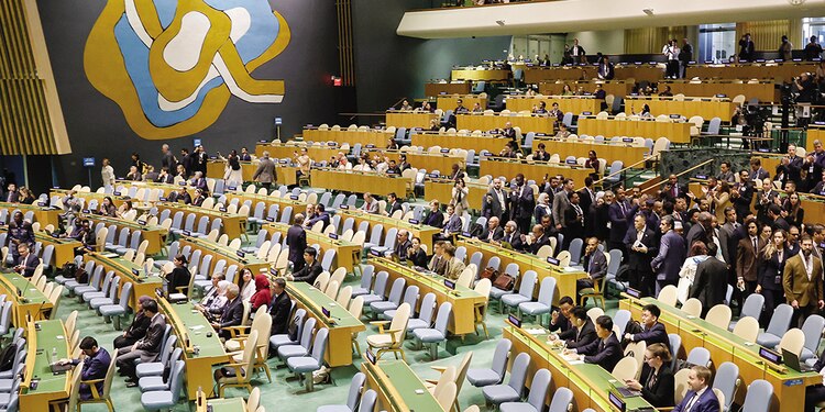 Momento en el que decenas de delegados salen de la sala de la Asamblea.