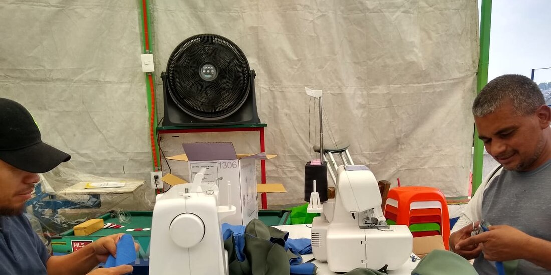 Indocumentados confeccionan cubrebocas en un albergue de la CDMX para obtener recursos, el pasado 27 de mayo.