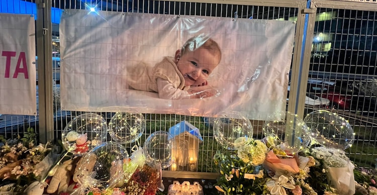 Conmemoración colocada en el lugar del accidente