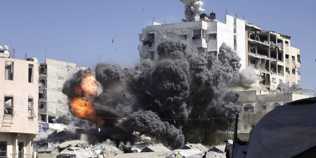 Una columna de humo se levanta tras un ataque aéreo israelí a un edificio en la ciudad de Gaza, ayer.