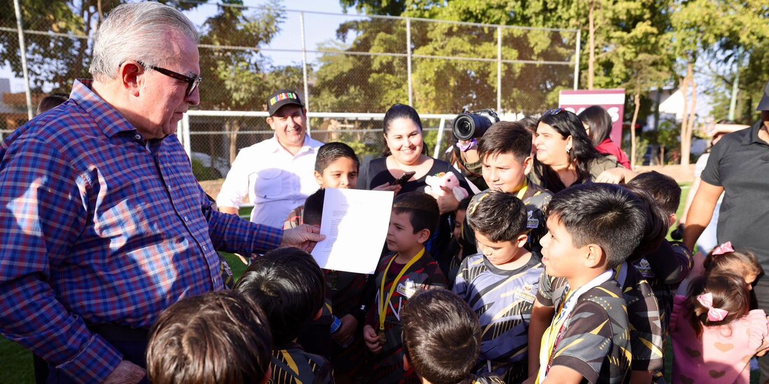 El mandatario estatal conviviendo con integrantes de la comunicad.