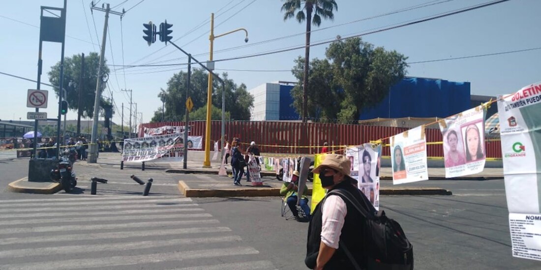 Familiares de personas desaparecidas, investigadores y exbraceros bloquearon el acceso al recinto para exigir que no desaparecieran los apoyos.