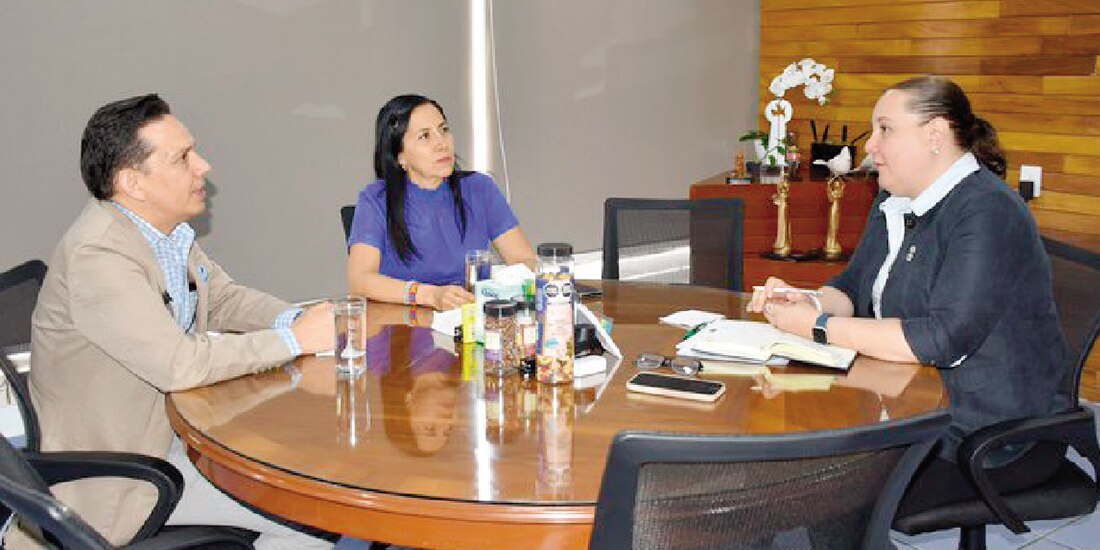 Luz del Carmen Godínez, presidenta de la CEDHJ (der.), y Axel Rivera Martínez, titular del Instituto Jalisciense de Ciencias Forenses, ayer, en reunión.