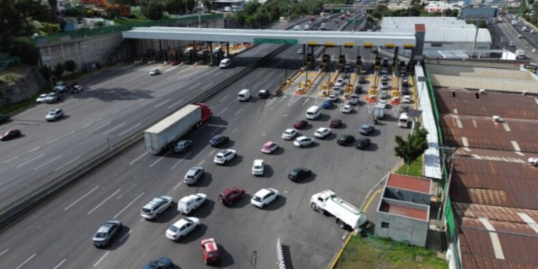 Uno de los puntos del bloqueo, ayer, en la México-Pachuca, en Ecatepec.