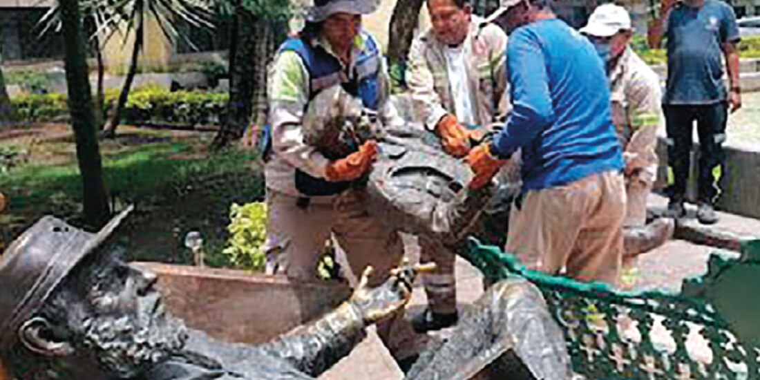 Personal de la alcaldía Cuauhtémoc retira las estatuas de Fidel Castro y Ernesto Guevara, el pasado 16 de julio.