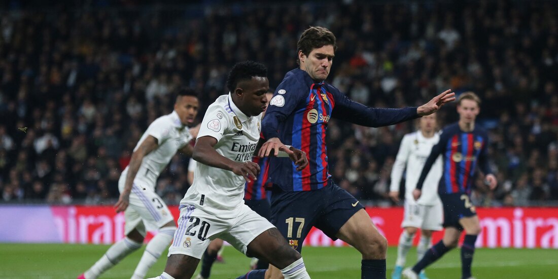 Vinícius y Marcos Alonso disputan un balón en un duelo en marzo pasado.