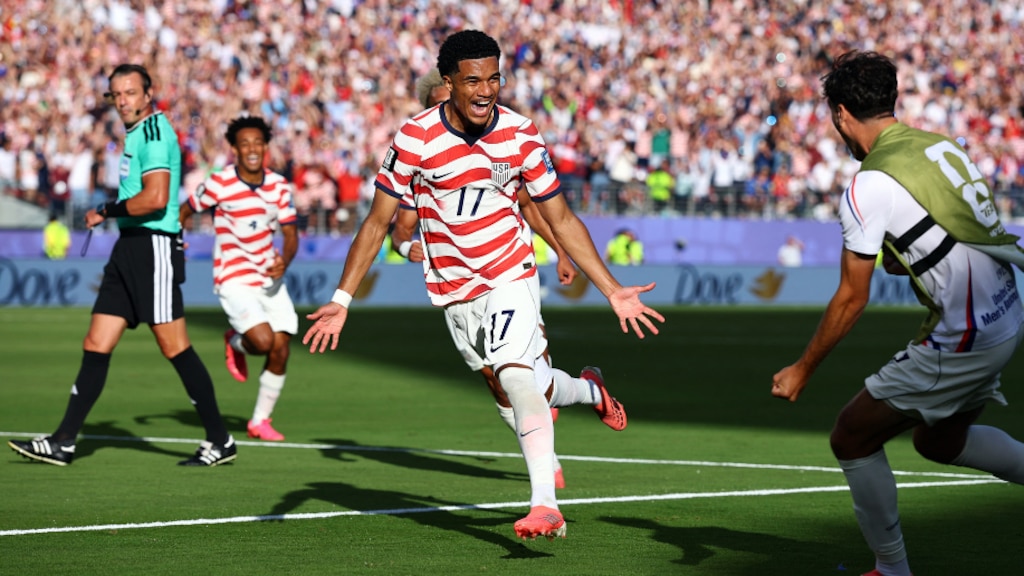 Malik Tillman celebra su gol de tiro libre.