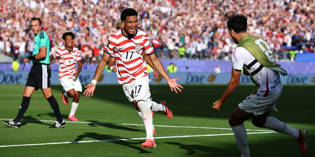 Malik Tillman celebra su gol de tiro libre.