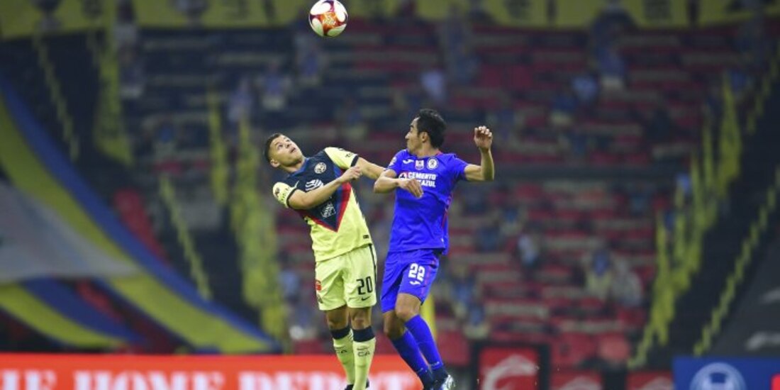 Richard Sánchez y Rafael Baca disputan el esférico en el América-Cruz Azul del pasado 17 de abril en el Estadio Azteca.