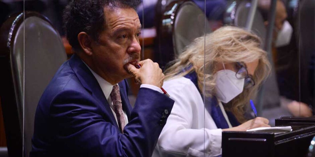 Ignacio Mier, diputado y coordinador de Morena, junto a María de los Ángeles Huerta durante la Comisión de Justicia de la Cámara de Diputados