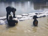 Elementos del Ejército refuerzan las costaleras para evitar el desborde de ríos en Tabasco.
