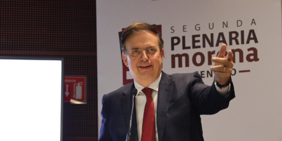 El secretario de Economía, Marcelo Ebrard, ayer, al participar en la plenaria de senadores de Morena.