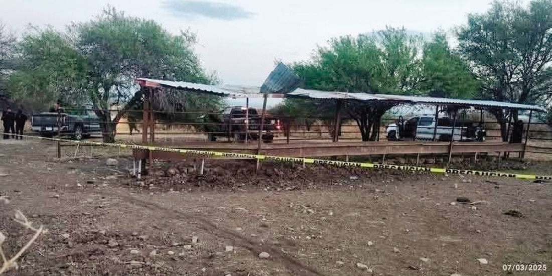 Elementos de fuerzas estatales y federales custodian el taller clandestino encontrado en el municipio de Teocaltiche, ayer.