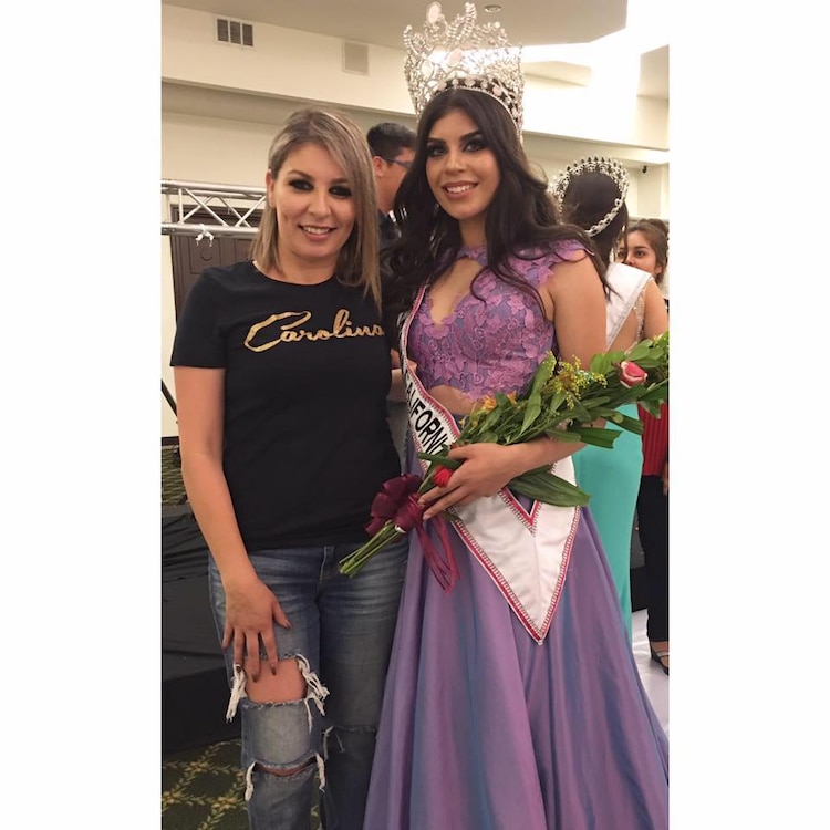 Carolina Flores Gómez y su madre el día de la coronación de Miss Media 2017