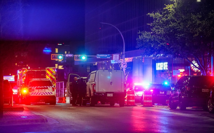 Equipos de emergencia trasladaron a los heridos a hospitales locales luego del ataque armado registrado durante la madrugada.