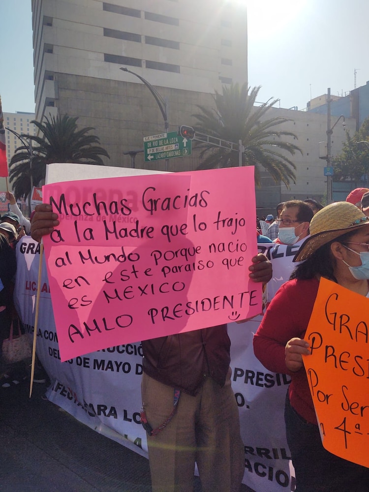 Celebran a AMLO en la marcha.