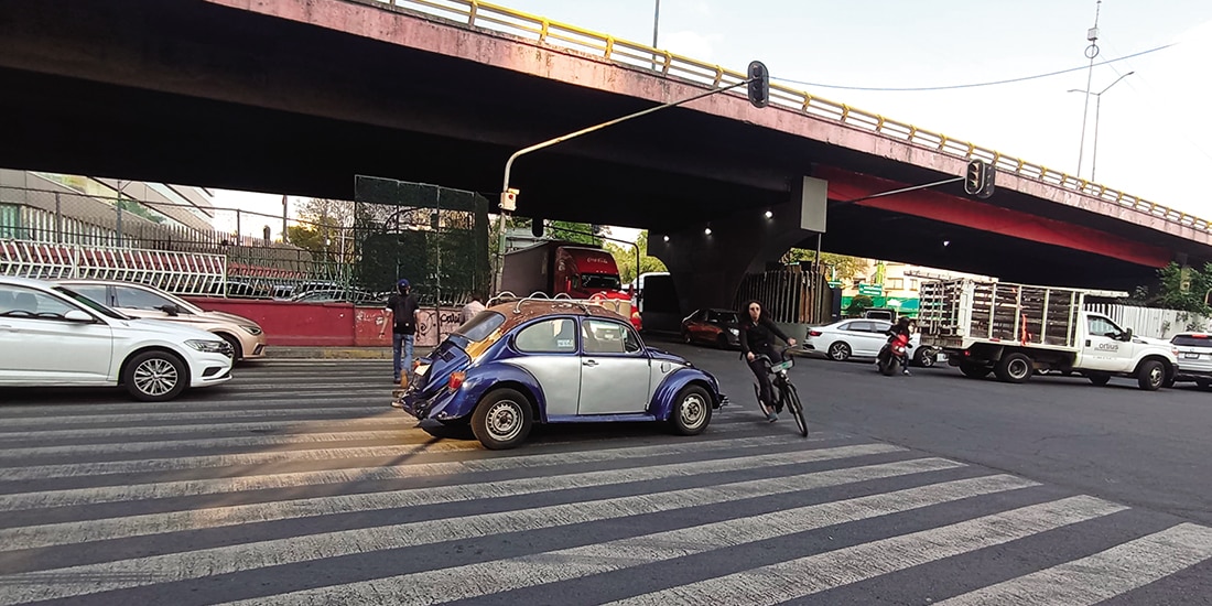 Tres autos parados sobre el cruce peatonal, en el alto de avenida Marina Nacional, el 4 de febrero.