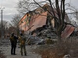Personal de seguridad supervisa el daño en una escuela de Ucrania, ayer.