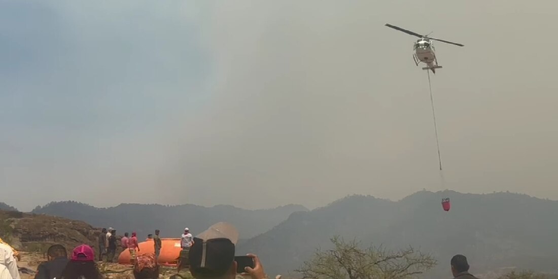 5 aeronaves combaten incendio forestal en Santa María, San Luis Potosí.