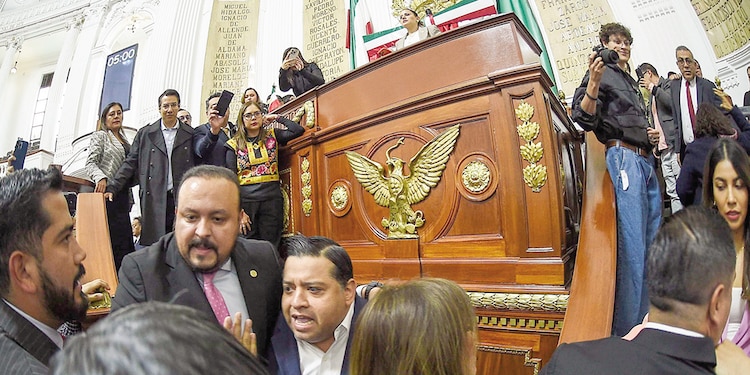 El diputado Omar García Loria, del PRI, tras ser empujado por Pedro Haces Lago.