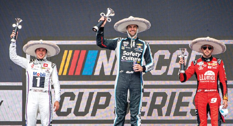 El neozelandés Shane Van Gisbergen acción, ayer, en el Hermanos Rodríguez.
al recibir su trofeo arriba del podio del Autódromo Hermanos Rodríguez; es la primera carrera que gana de la temporada.