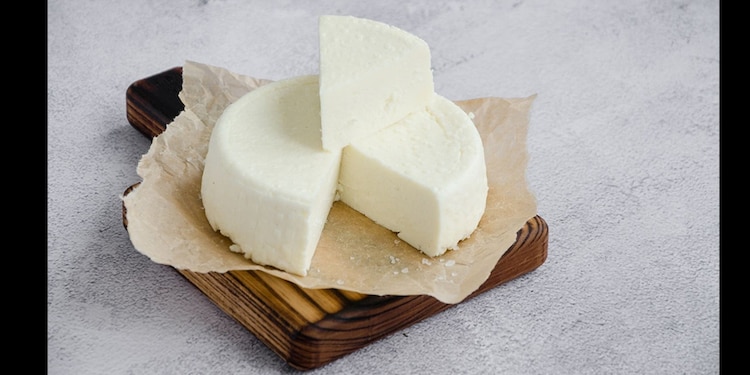 CHIHUAHUA
(O MENONITA)
Originario del norte, destaca
por su excelente fundido y
sabor más intenso. Es clave
en platillos como el queso
fundido y carnes.