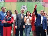 GIOVANI GUTIÉRREZ levanta la mano tras inaugurar el espacio cultural, ayer