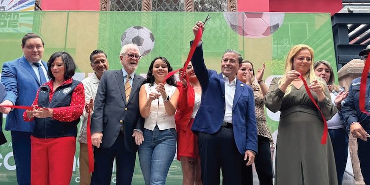 GIOVANI GUTIÉRREZ levanta la mano tras inaugurar el espacio cultural, ayer