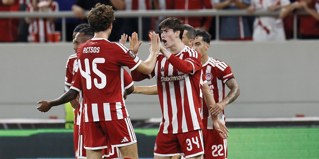 El mexicano celebra con sus compañeros uno de sus goles.