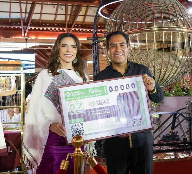 La directora general de Lotería Nacional, Olivia Salomón, junto al gobernador Eduardo Ramírez Aguilar, en Palenque.