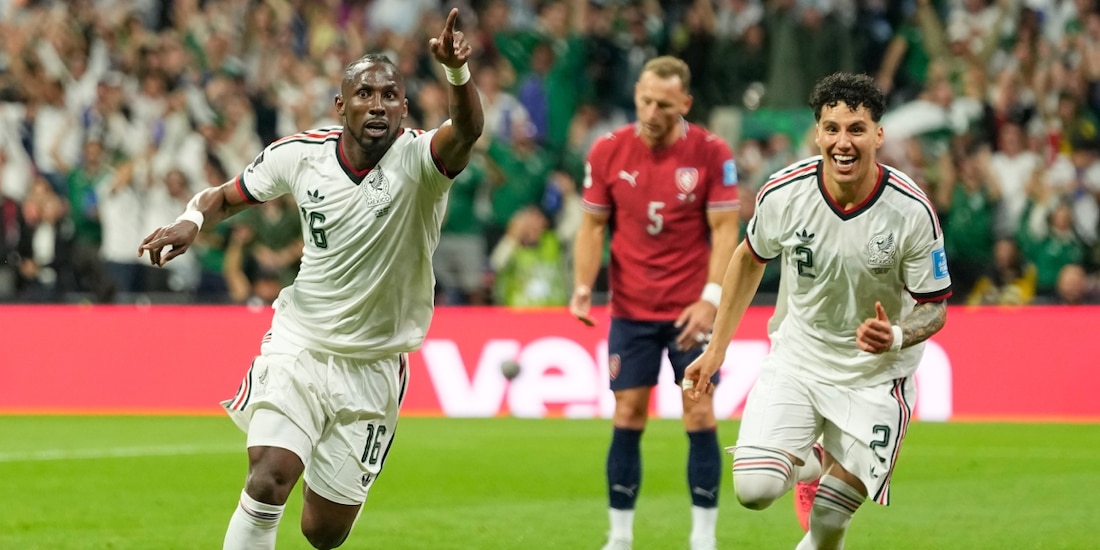 Julián Quiñones y Jorge Sánchez celebran el segundo gol de México ante Chequia, en la Copa del Mundo 2026