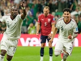 Julián Quiñones y Jorge Sánchez celebran el segundo gol de México ante Chequia, en la Copa del Mundo 2026