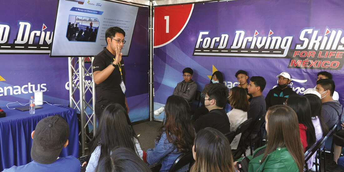 En la charla, los estudiantes pudieron reconocer los peligros, a los que se enfrentan tanto los conductores como lo peatones, además de realizar ejercicios simulando que el conductor se encuentra bajo la influencia del alcohol o el manejo con distractores.