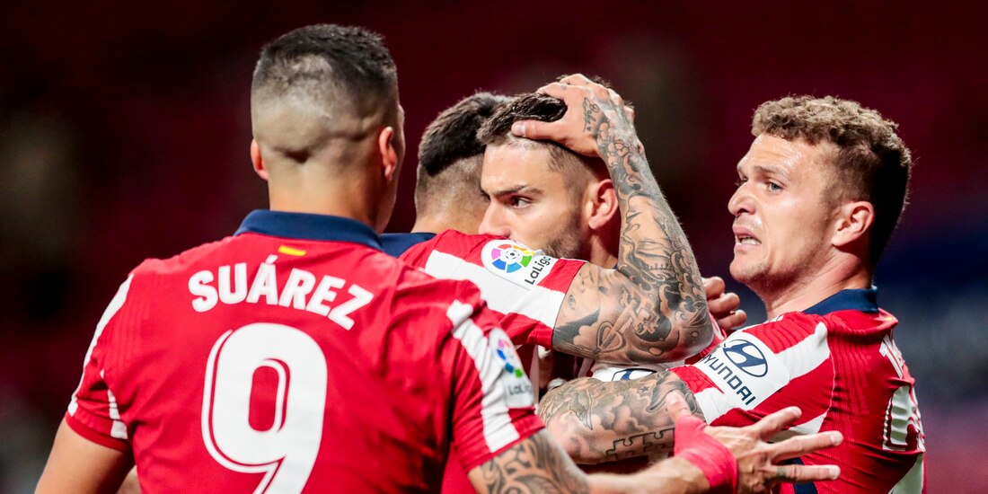 Futbolistas del Atlético de Madrid celebran una anotación contra la Real Sociedad en la Jornada 36 de LaLiga.