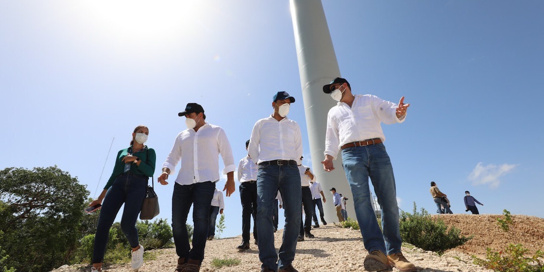 El gobernador Mauricio Vila recorre la planta eólica.